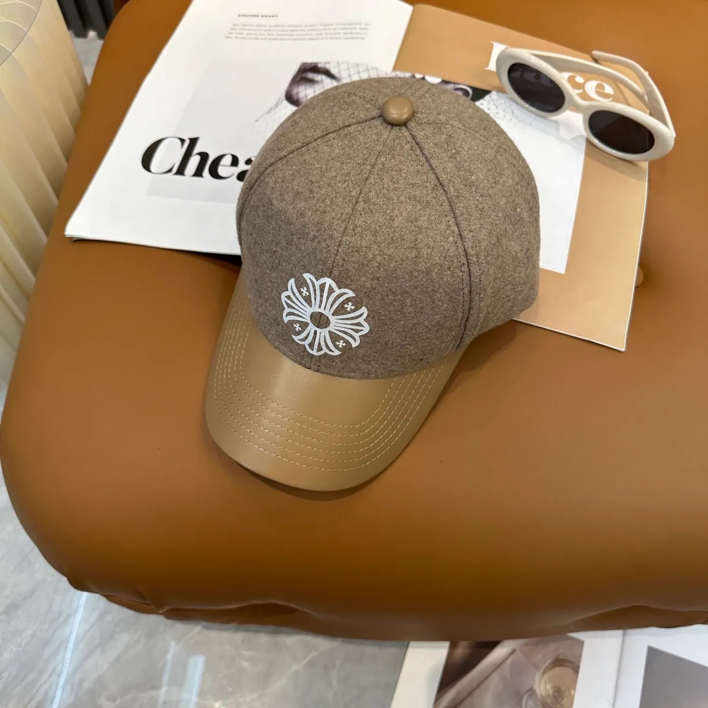 P60 Crow Heart's new autumn and winter fur-stitched baseball cap. It's full of autumn and winter atmosphere. The quality is great. The deepening of the hat shape makes it more elegant. It's very nice for both men and women. It's a classic among classics. It goes well with daily wear. Casual and fashionable.